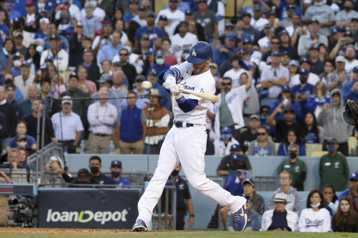 Cody Bellinger hits a game-tying, three-run home run in the eighth inning of the Dodgers' 6-5 win over the Braves.