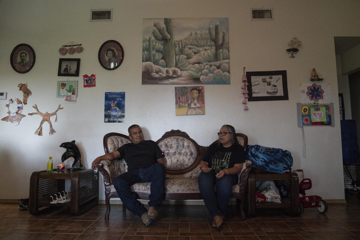 Raúl Rodríguez, de 51 años, y su esposa, Anita Rodríguez, de 54 años, en su casa.
