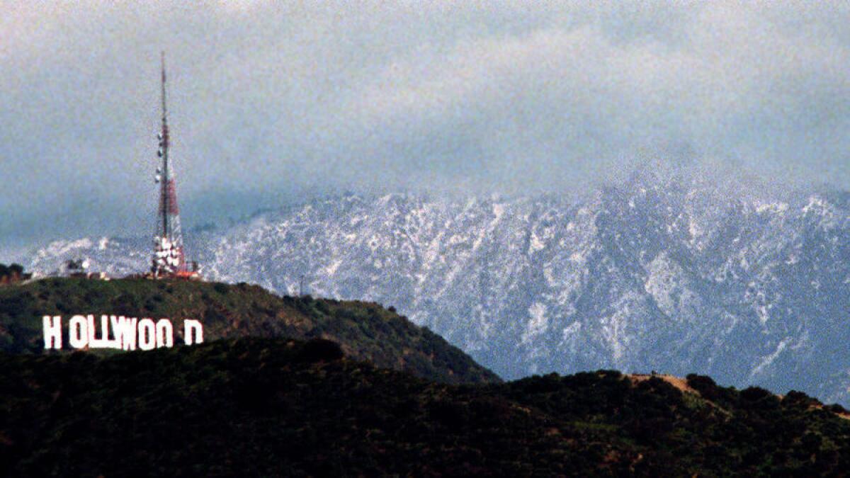 La nieve forma un telón de fondo para el espectacular anuncio de Hollywood después de la tormenta de El Niño en 1998.