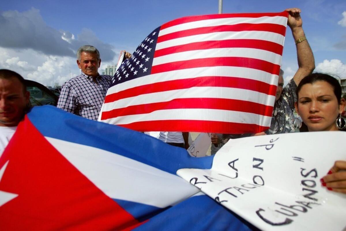 Imagen de una protesta en Miami en julio de 2006 para pedir al gobierno de EEUU que dejara libre a un grupo de cubanos detenidos por la Guardia Costera en altamar.