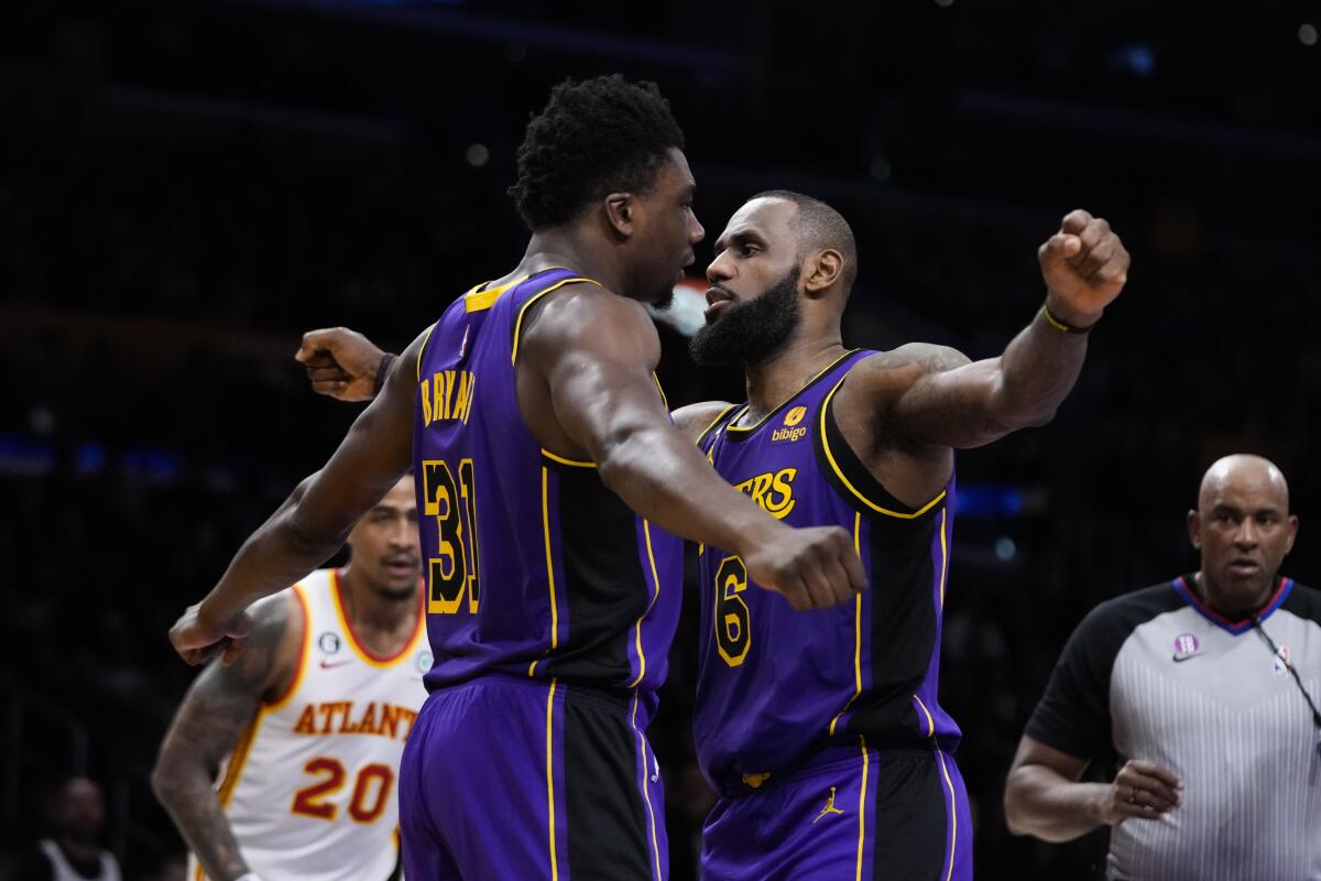 Thomas Bryant (31) y LeBron James (6), de los Lakers de Los Ángeles, celebran una canasta de Bryant 