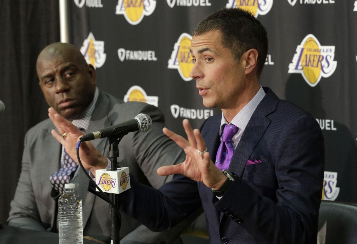 Magic Johnson y Rob Pelinka (der.).