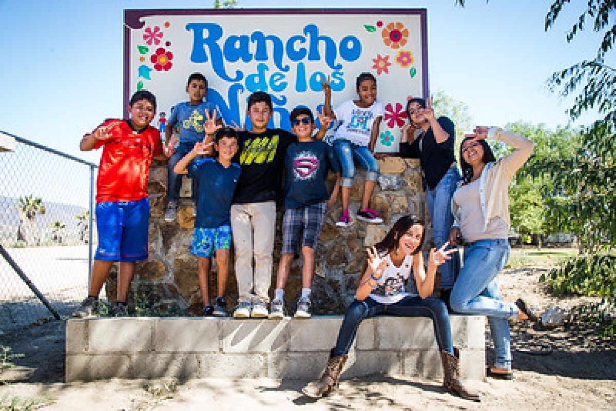 Niños reunidos para una foto en el Orfanato Rancho de los Niños en Baja California.