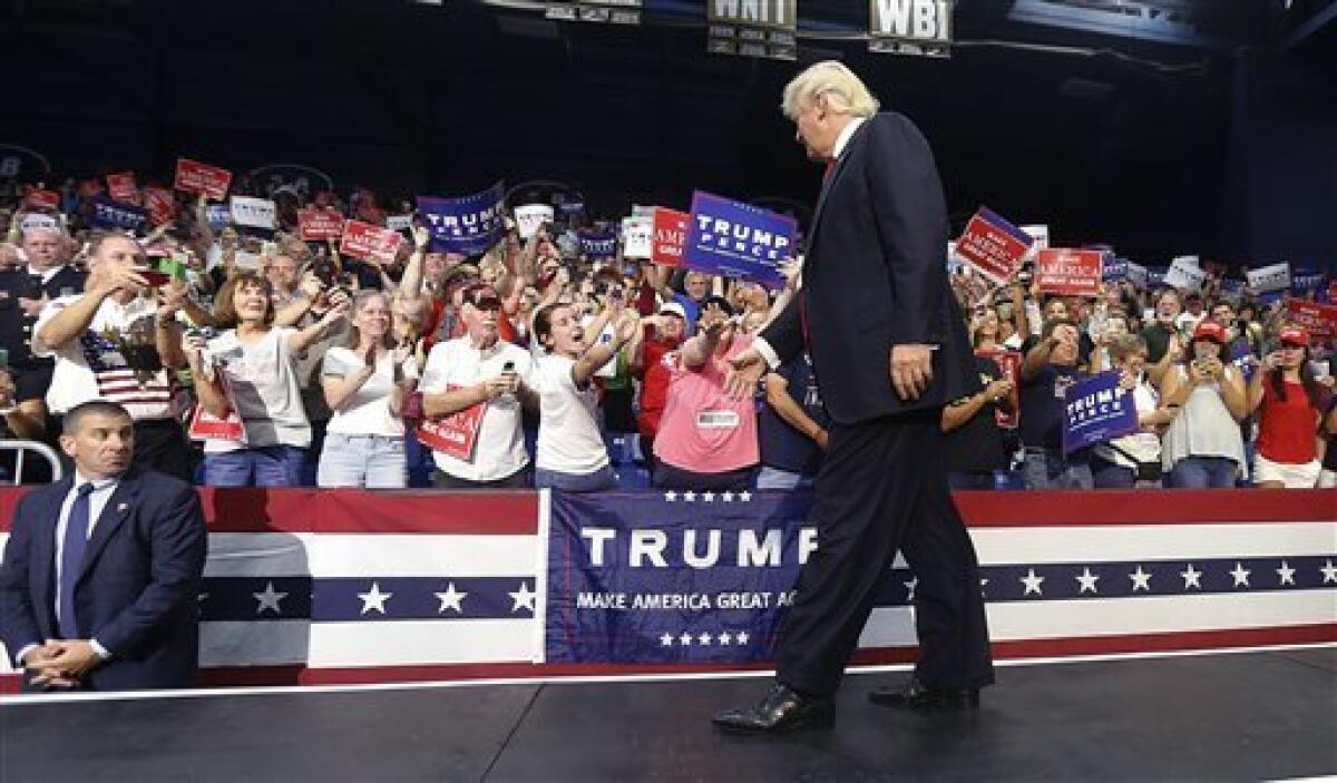 El candidato presidencial republicano, Donald Trump, durante un acto de campaña en Akron, Ohio, está suavizando su posición en cuanto a la migración.