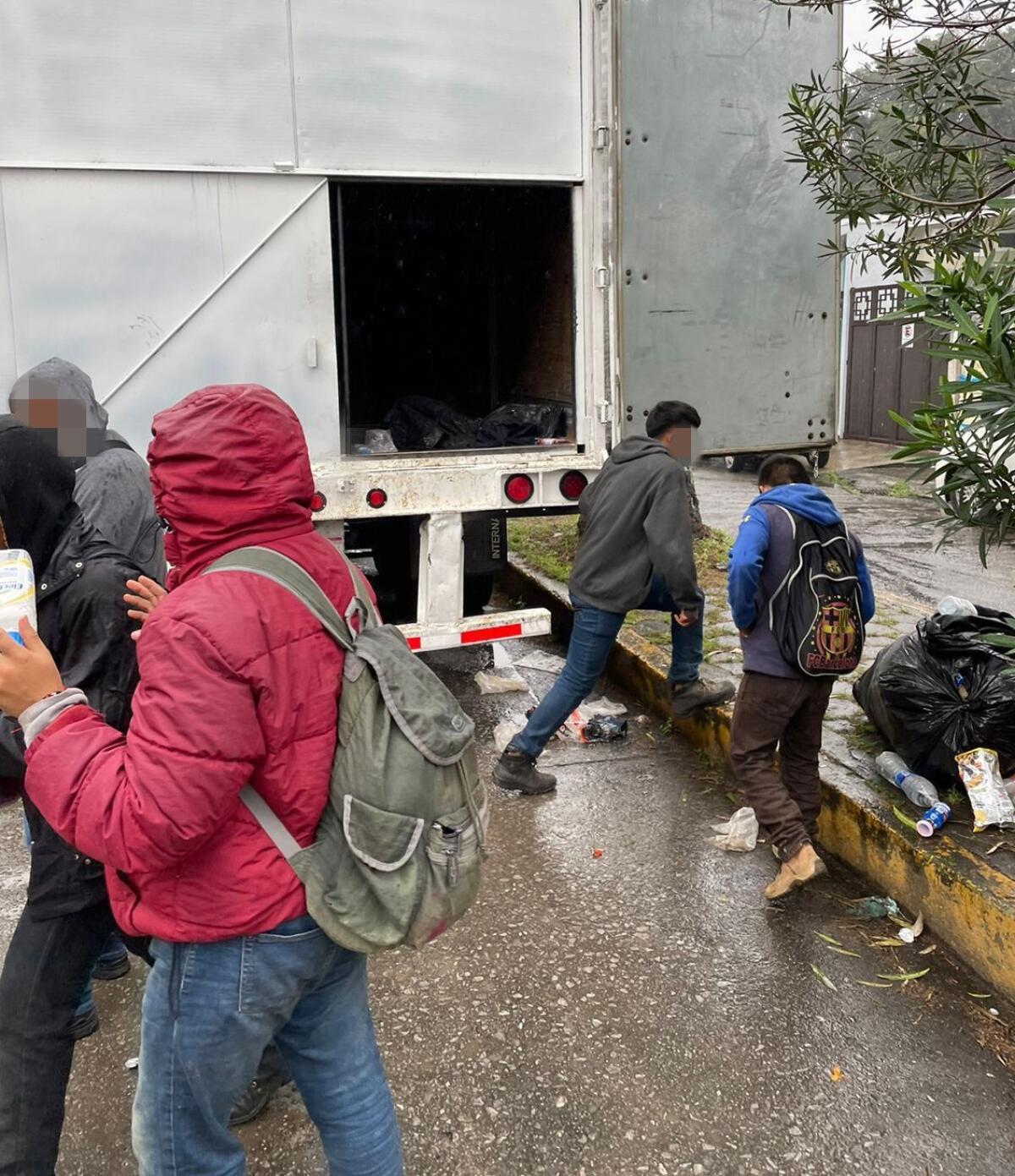 Más de 300 migrantes son hallados hacinados en un tráiler en el sur de México