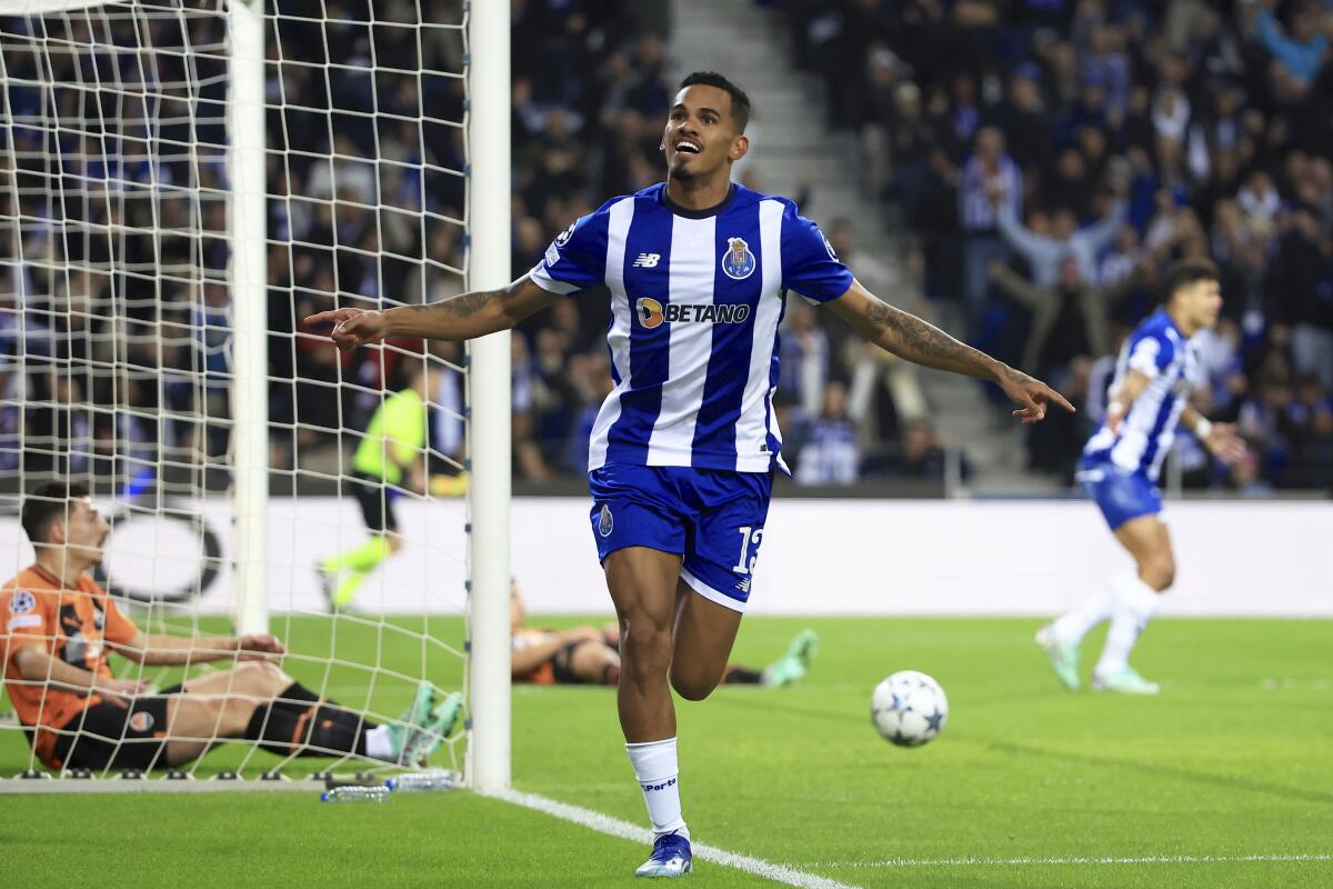 Galeno gosta de jogar frente ao Shakhtar. FC Porto vence e está