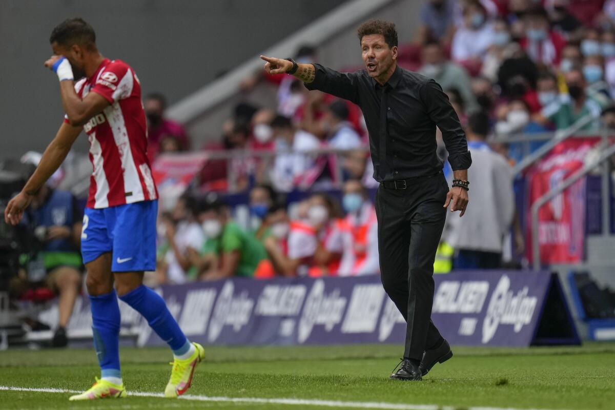 El técnico del Atlético de Madrid, Diego Simeone, da instrucciones durante el partido de La Liga contra el Bilbao.