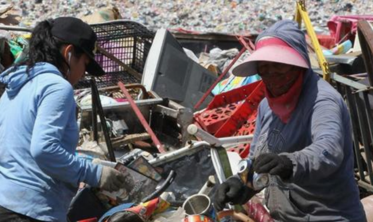 Fotografía con fecha del 30 de julio de 2019, que muestra a trabajadores en un tiradero de residuos en el municipio de Nezahualcoyotl, en el estado de México (Méxio). EFE/ Mario Guzmán
