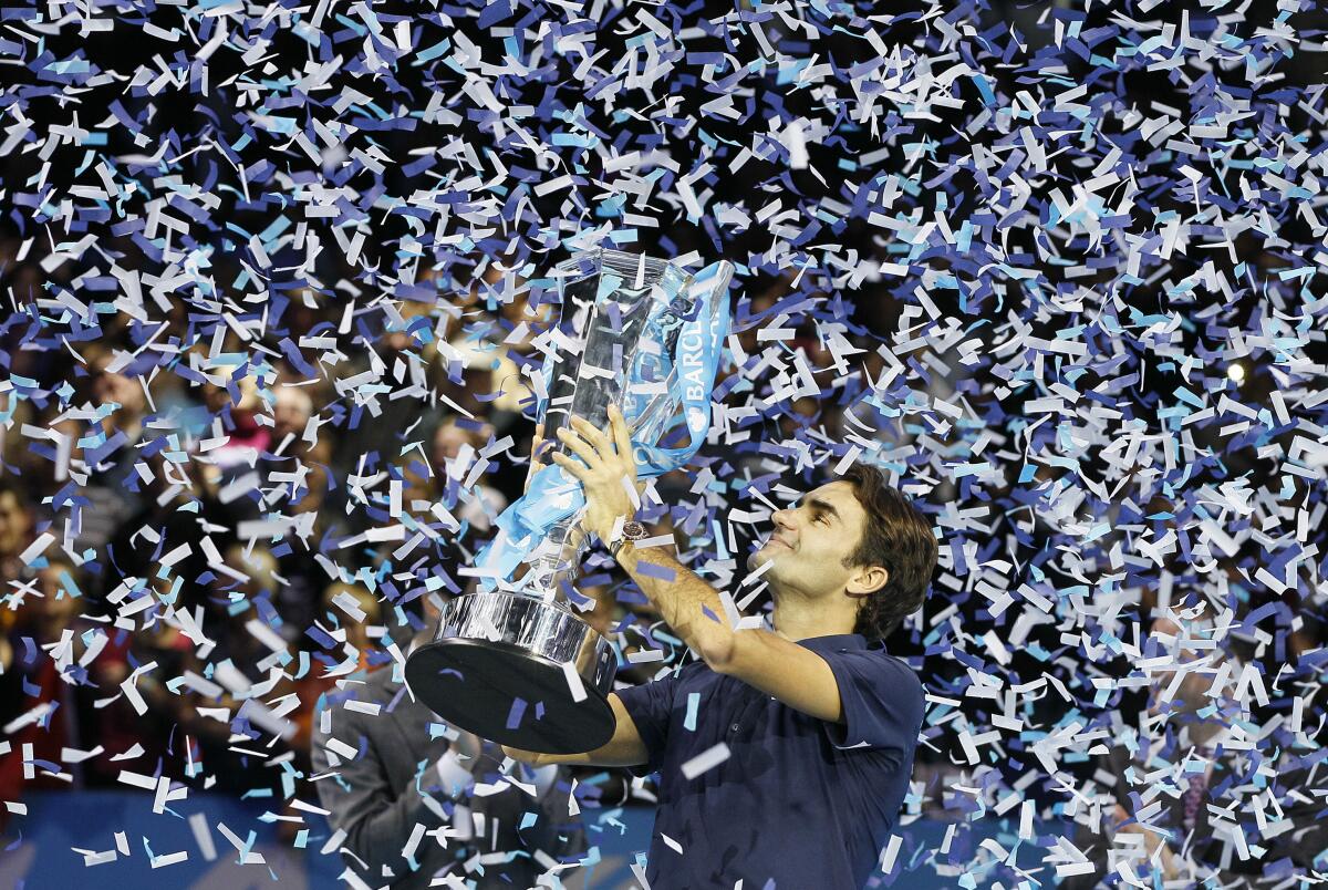 ARCHIVO - El suizo Roger Federer alza el trofeo de campeón luego de vencer al francés Jo-Wilfried Tsonga