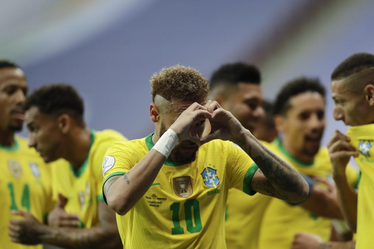 Neymar, de la selección de Brasil, festeja luego de conseguir el segundo tanto.