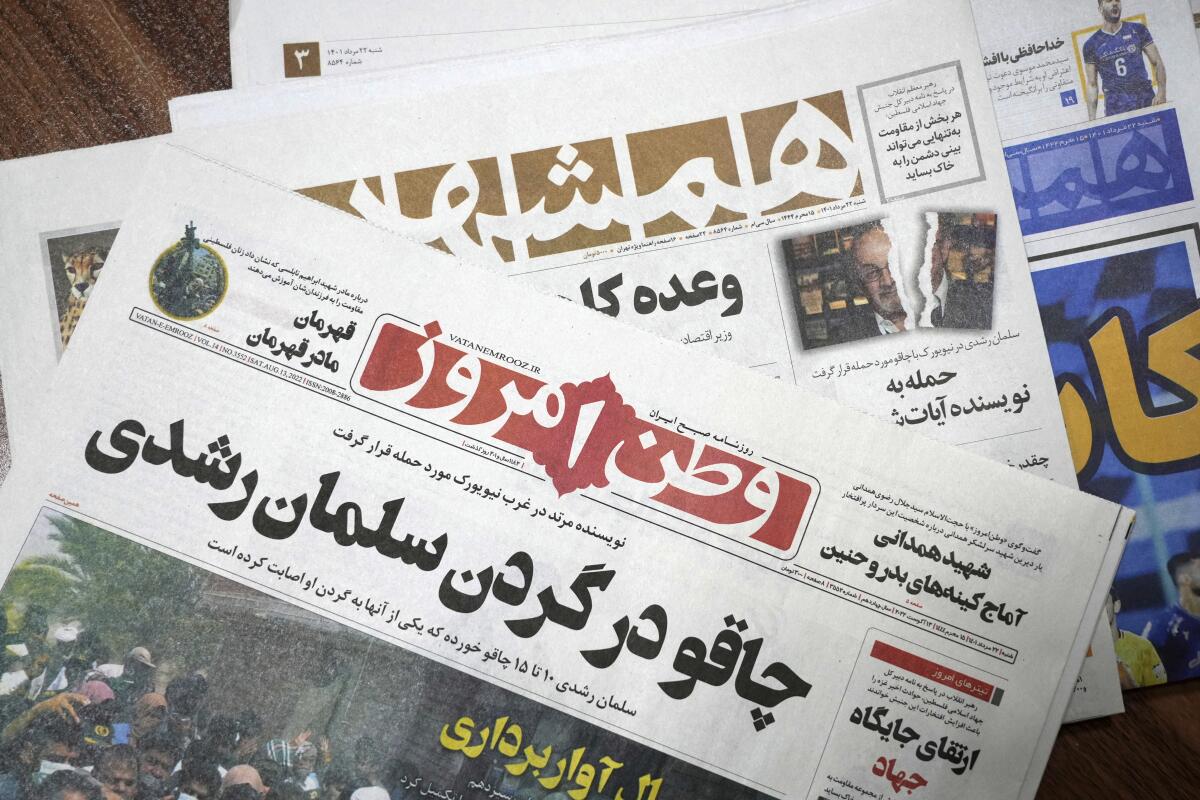 Las portadas del 13 de agosto de los periódicos iraníes Vatan-e Emrooz (frente) cuyo titular en farsi 