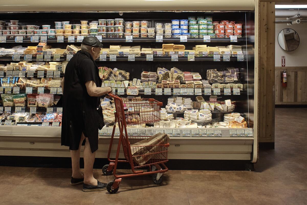 Un individuo de edad avanzada de compras en un supermercado de Nueva York el 27 de julio 2022. 