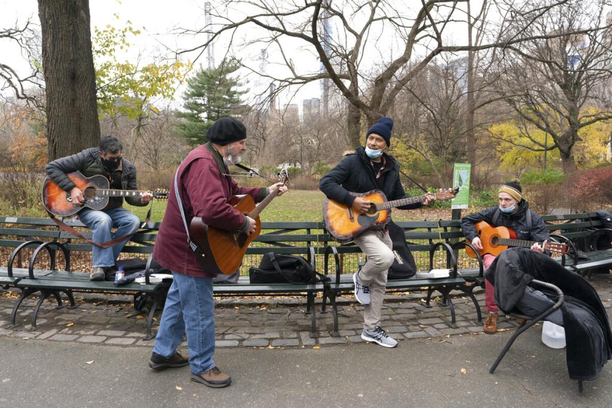 Músicos tocan canciones de los Beatles en el área Strawberry Fields de Central Park 