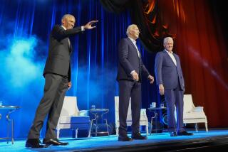 El presidente Joe Biden, al centro, y los expresidentes Barack Obama, izquierda, y Bill Clinton, derecha, participan en un evento de recaudación de fondos con el presentador Stephen Colbert en el Radio City Music Hall, el jueves 28 de marzo de 2024, en Nueva York. (AP Foto/Alex Brandon)