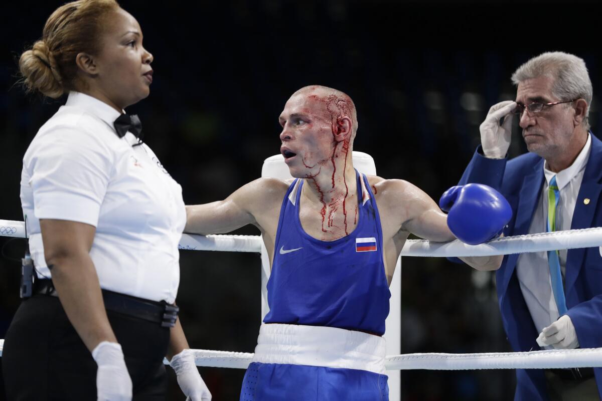 El ruso Nikitin Vladimir mira asombrado a su esquina luego que detuvieran su pelea por los cortes ante Boe Warawara en combate de peso gallo en el boxeo olímpico de Río 2016.