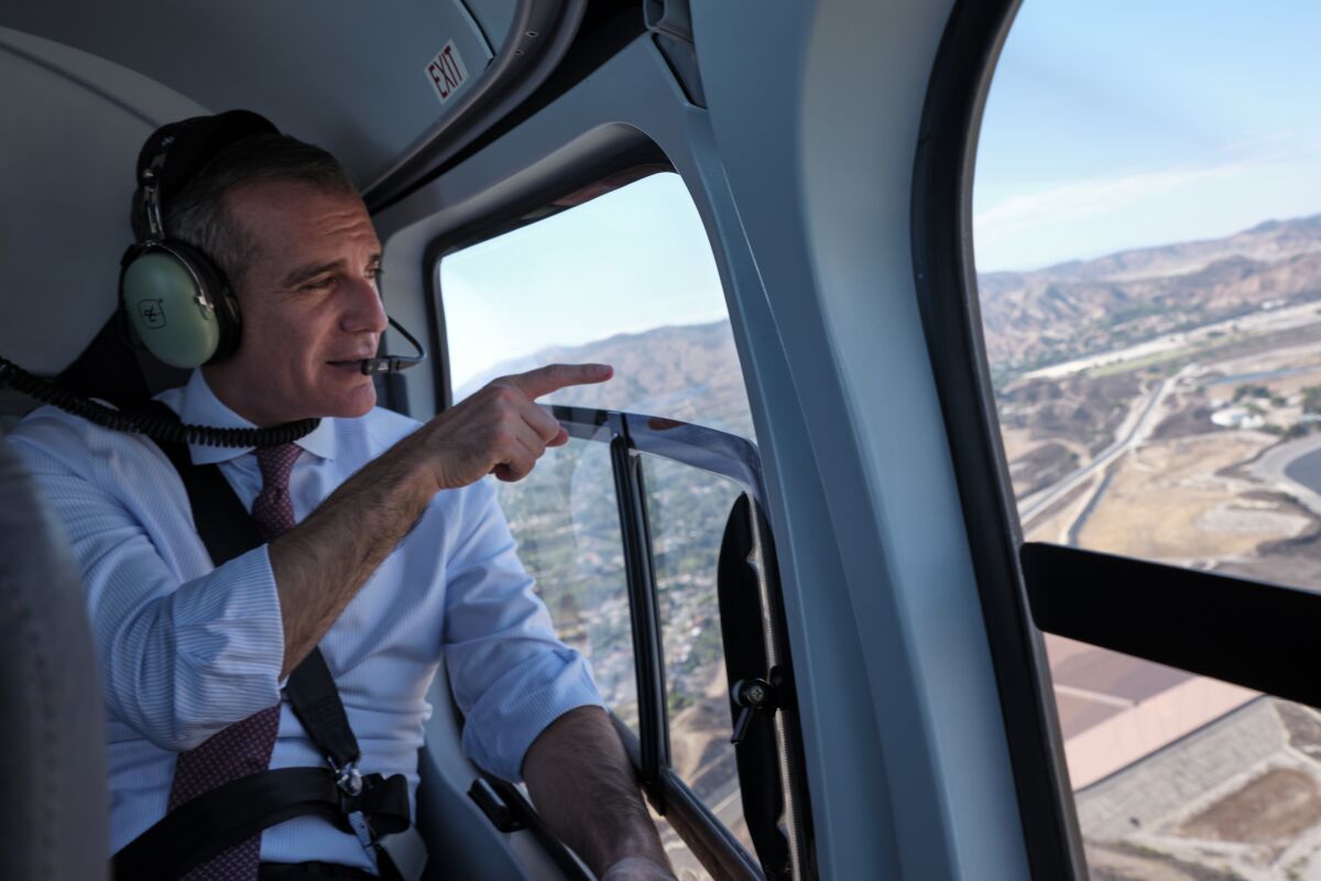 Bürgermeister Eric Garcetti begutachtet die Wasserinfrastruktur von Los Angeles von einem Helikopter aus