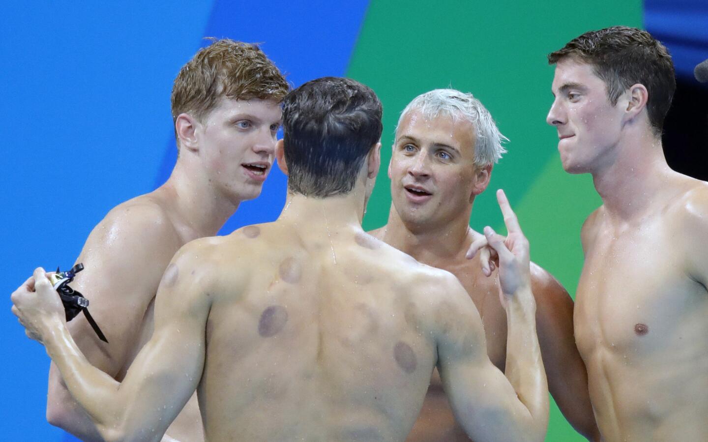 Los estadounidenses, Michael Phelps (c) y sus compañeros, Dwayer Coinor, Ryan Locthe y Towly Hass celebran tras ganar la final de Relevo 4x200 metros estilo libre masculino, en las competencias de natación de las Olimpiadas Río 2016, en el Estadio Acuático Olímpico de Río de Janeiro.
