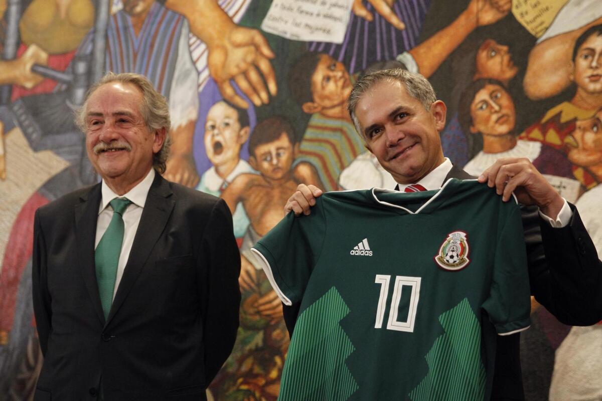 El presidente de la Federación Mexicana de Fútbol Decio de María (i) posa junto al jefe de gobierno de la Ciudad de México Miguel Ángel Mancera (d) hoy viernes 19 de enero de 2017, durante la presentación de la candidatura de Ciudad de México como sede para la Copa del Mundo FIFA 2016, en Ciudad de México (México). EFE/Sáshenka Gutierrez ** Usable by HOY and SD Only **