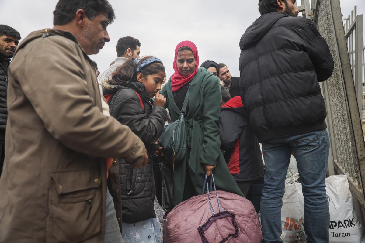 Syrians wait to cross into Syria from Turkey