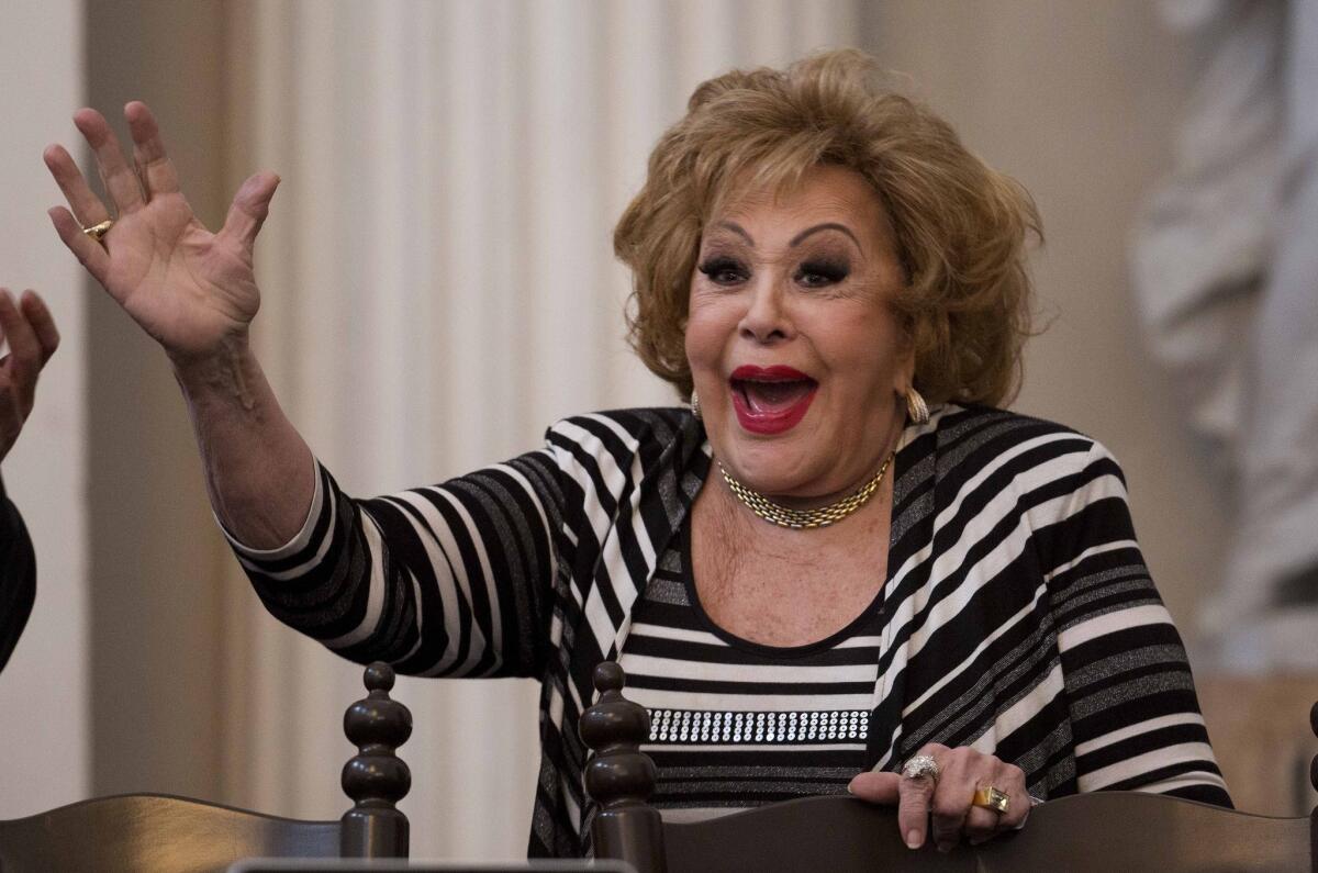 La actriz mexicana Silvia Pinal sonríe durante la presentación de su libro "Esta Soy Yo", en la Feria Internacional del Libro en el Palacio de Minería de Ciudad de México. (AP Photo/Eduardo Verdugo)