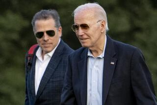 El presidente Joe Biden y su hijo Hunter Biden llegan a Fort McNair, el 25 de junio de 2023, en Washington. (Foto AP/Andrew Harnik, Archivo)
