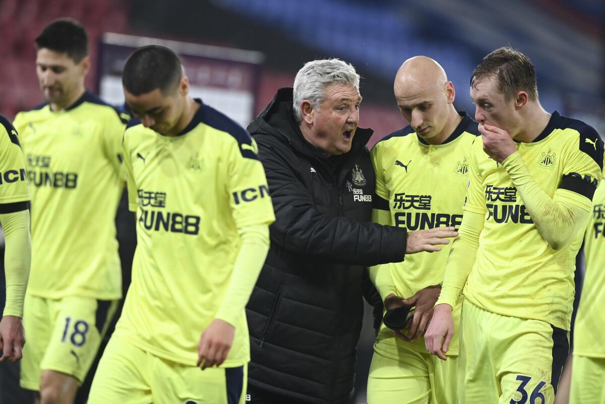 El técnico de Newcastle Steve Bruce charla con sus jugadores al final del partido de la Liga Premier contra Crystal Palace.