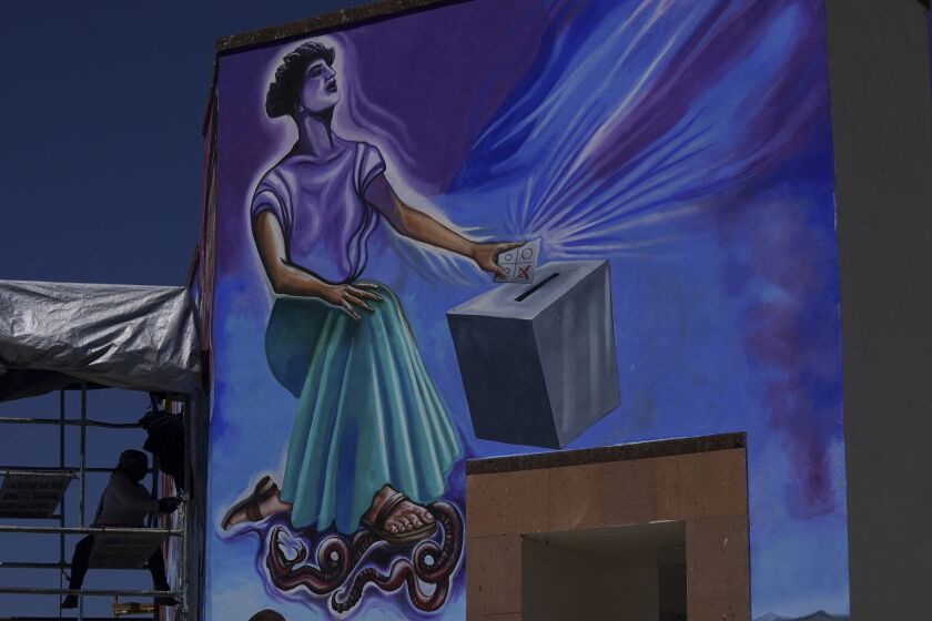 La muralista mexicana Yanet Calderón pinta un mural en San Salvador, México, el sábado 30 de julio de 2022. El mural en desarrollo es pintado en tres paredes de un edificio municipal en San Salvador, un pequeño pueblo de unas 29.000 personas al norte de la Ciudad de México en el Estado de Hidalgo. (Foto AP/Fernando Llano)