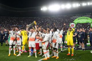 Vladimir Coufal, de West Ham, sostiene en alto el trofeo después de ganar final de la Europa Conference en contra de Fiorentina, et la Arena Eden, en Praga, el miércoles 7 de junio de 2023. West Ham ganó 2-1. (AP Foto/Petr David Josek)