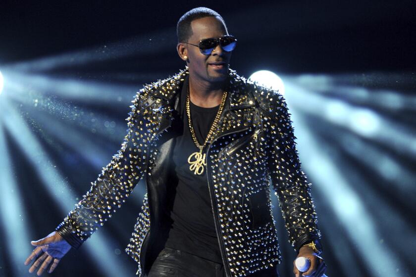 ARCHIVO - R. Kelly canta en la ceremonia de los Premios BET el 30 de junio de 2013 en el Teatro Nokia en Los Angeles. (Foto por Frank Micelotta/Invision/AP)