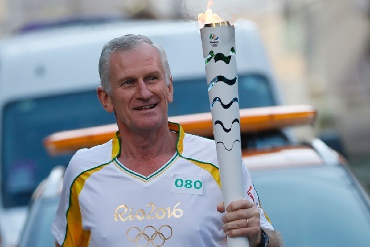 Roy Harley porta la antorcha olímpica en Río 2016.