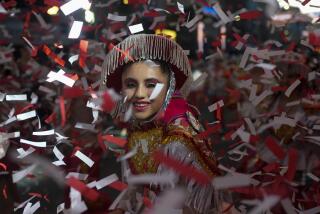 Una mujer baila "Kullagua'' durante la fiesta anual del Gran Poder, en La Paz, Bolivia, el 25 de mayo de 2024. Los bolivianos celebraron una de las mayores y más extravagantes fiestas del país, que rinde tributo a Jesucristo con una fusión de creencias indígenas y catolicismo. (AP Foto/Juan Karita)