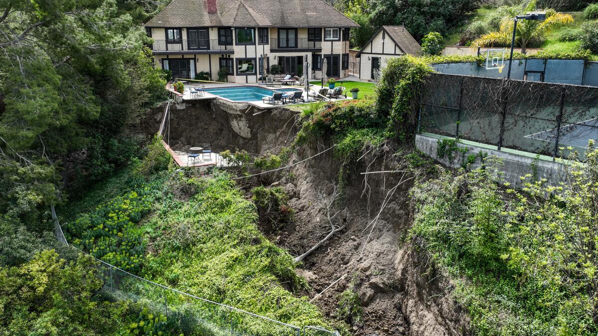 Landslide damages homes, forces evacuations in Sherman Oaks - Los Angeles  Times