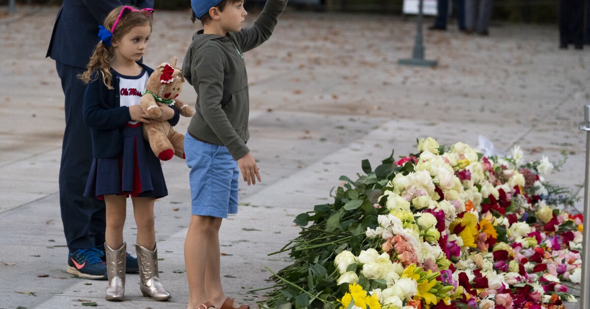 Thousands lay flowers at Tomb of the Unknowns to mark Veterans Day Thousands lay flowers at Tomb of the Unknowns to mark Veterans Day
