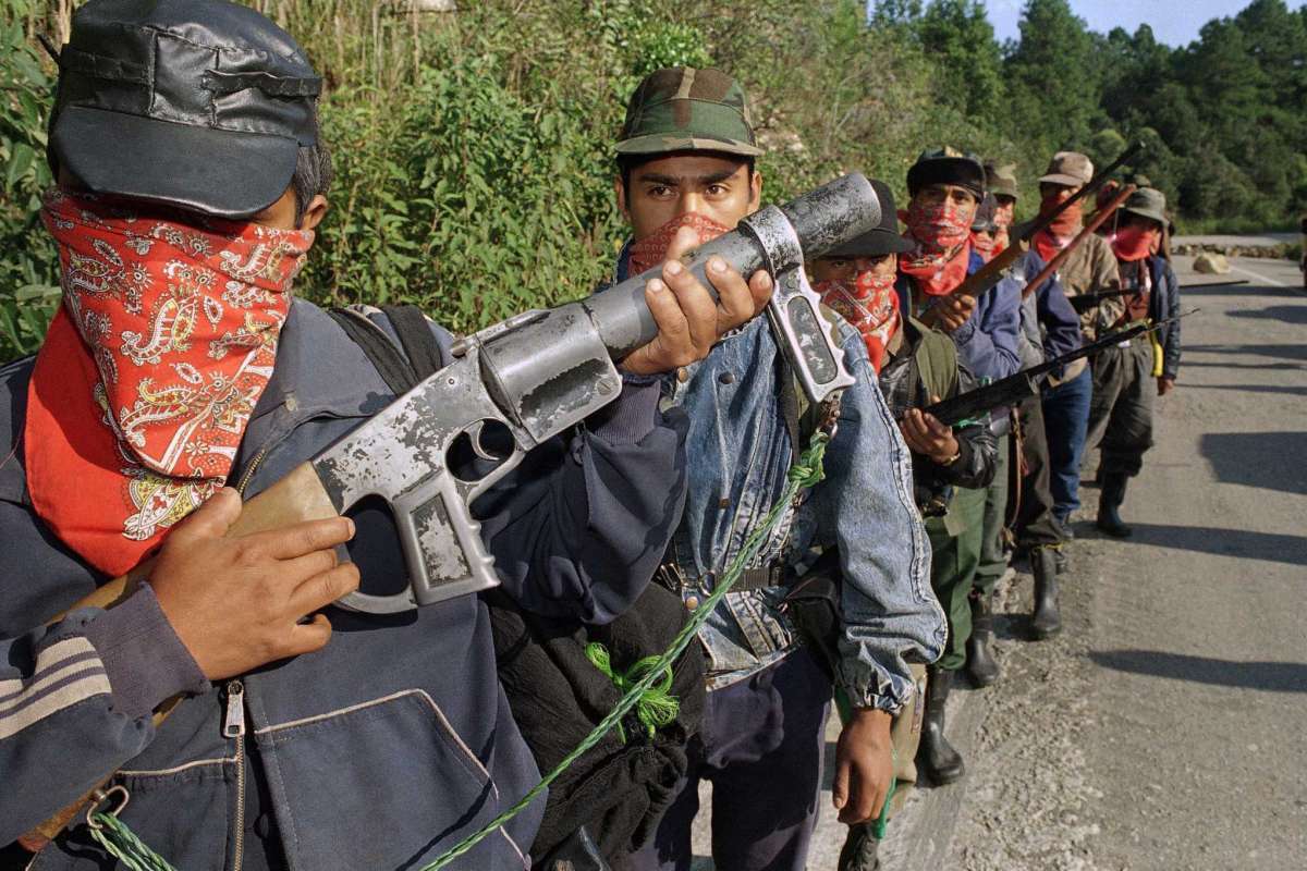 Foto de archivo del 3 de enero de 1994: combatientes del Ejército Zapatista de Liberación Nacional montan guardia en un retén en la ruta de San Cristóbal de las Casas a Ocosingo, Chiapas, México.