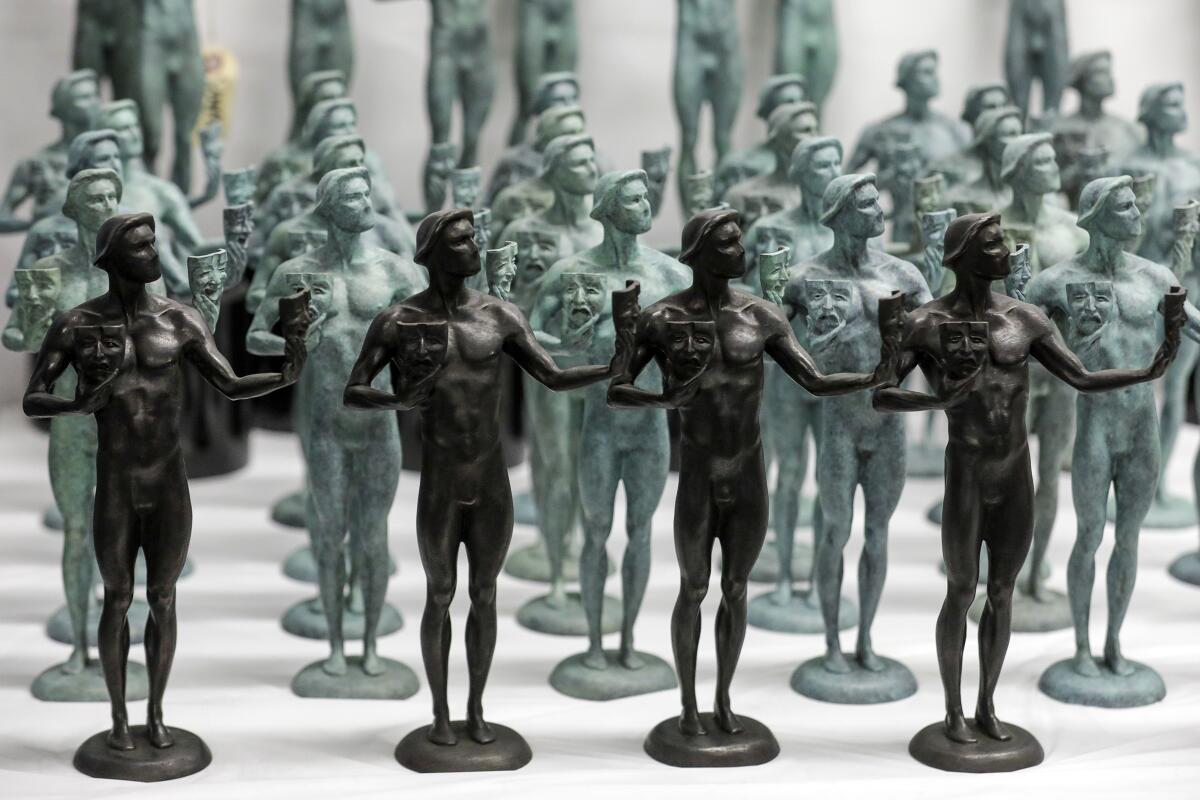 Las estatuillas de bronce macizo otorgadas en la 26a edición anual de los Screen Actors Guild Awards, en diferentes etapas.