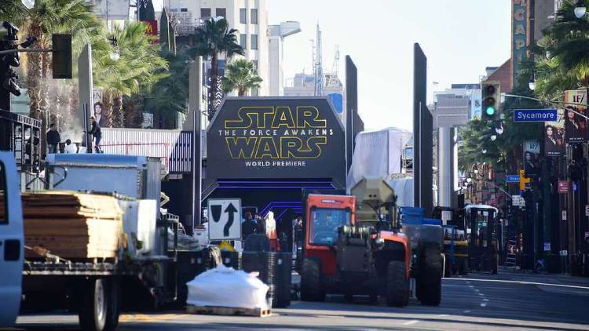 Los preparativos continúan el lunes por la noche a lo largo del Hollywood Boulevard para el estreno de “Star Wars: The Force Awakens” en el Teatro Chino TCL.