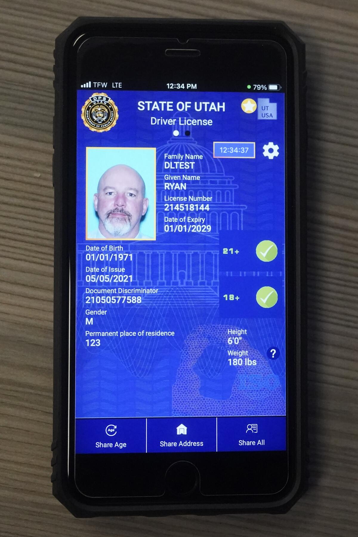 Un celular con la versión piloto de la licencia de conducción digital de Utah es mostrado el 5 de mayo del 2021. 