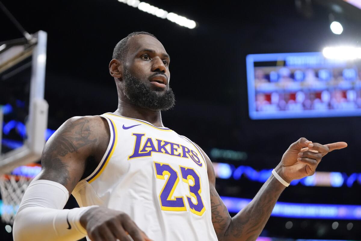 El alero de los Lakers de Los Ángeles, LeBron James, gesticula después de anotar 