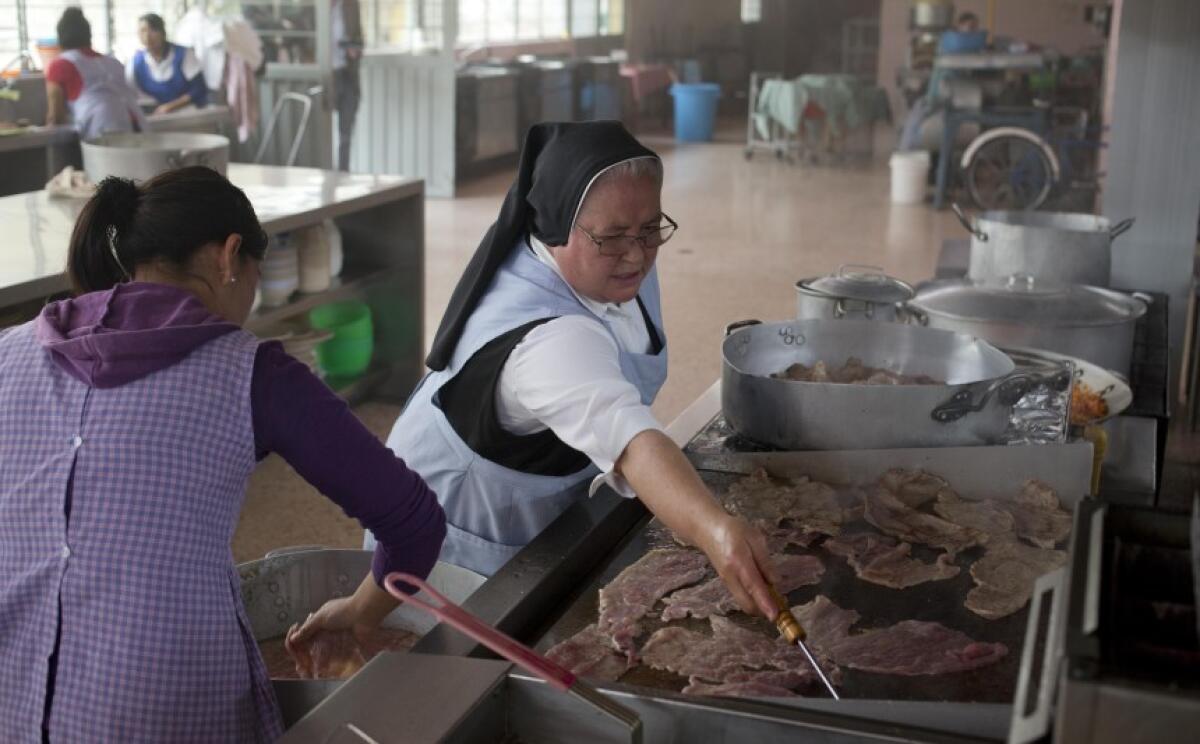 Florinda Ruiz Carapia, más conocida como "Hermana Flor", prepara la comida para 150 seminaristas en un convento de Puebla, México, el 30 de septiembre del 2015. La monja se hizo famosa compitiendo en la versión mexicana de "Master Chef", al que se presentó con la esperanza de ganar el primer lugar y ayudar a pagar las deudas de su congregación con el premio.