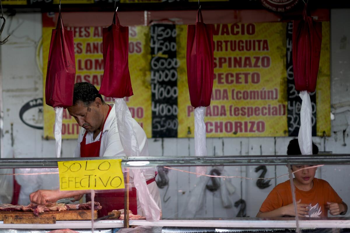 Un carnicero corta carne en un mercado en las afueras de Buenos Aires, Argentina, el miércoles 10 de enero de 2024. 