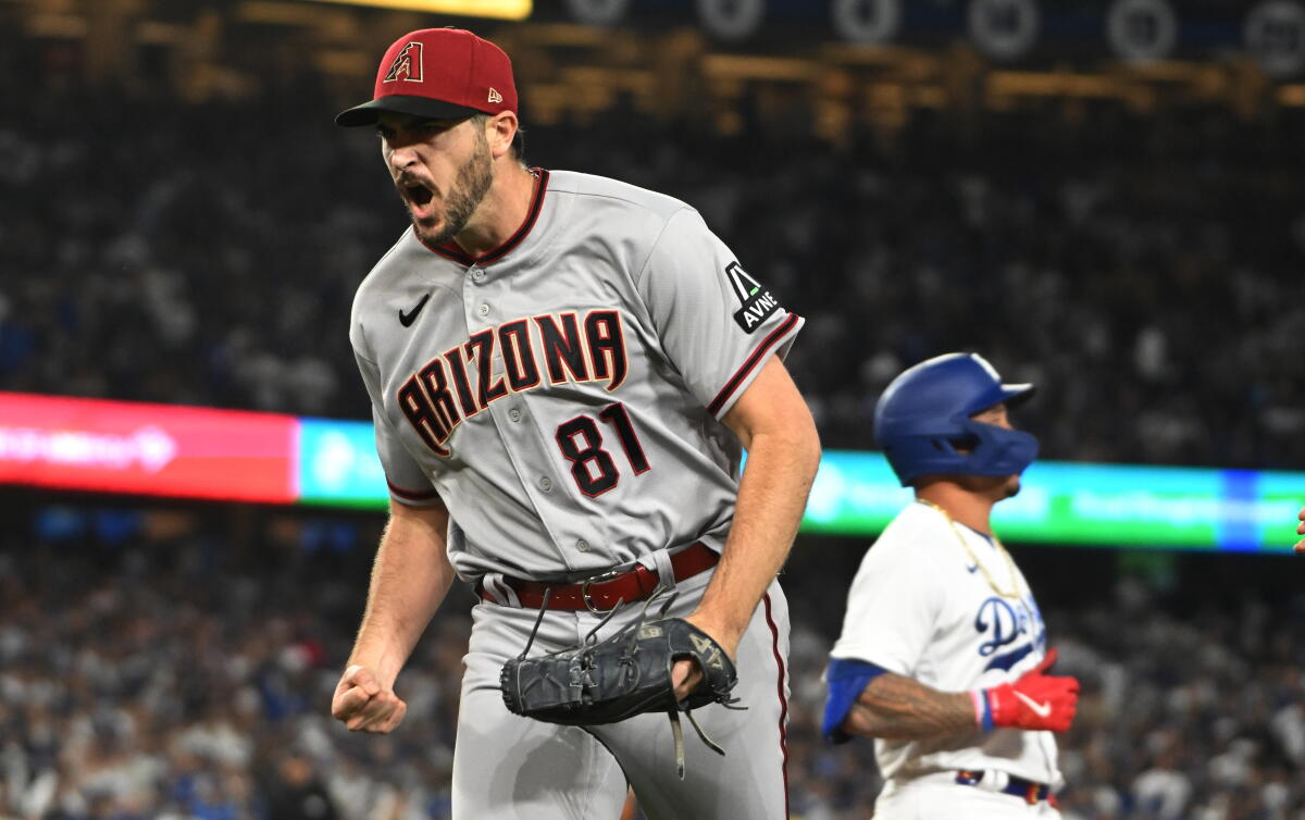 Arizona Diamondback atıcısı Ryan Thompson, Dodgers'a karşı kutlama yapıyor.