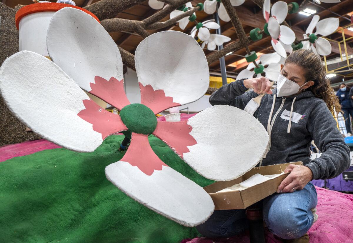Nathalie Herron decora una carroza del Desfile de las Rosas en Pasadena