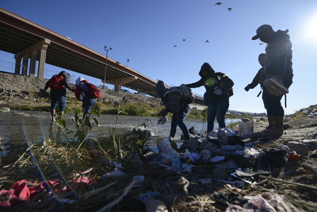 Migrantes caminan hacia la frontera entre México y Estados Unidos, en Ciudad Juárez, México