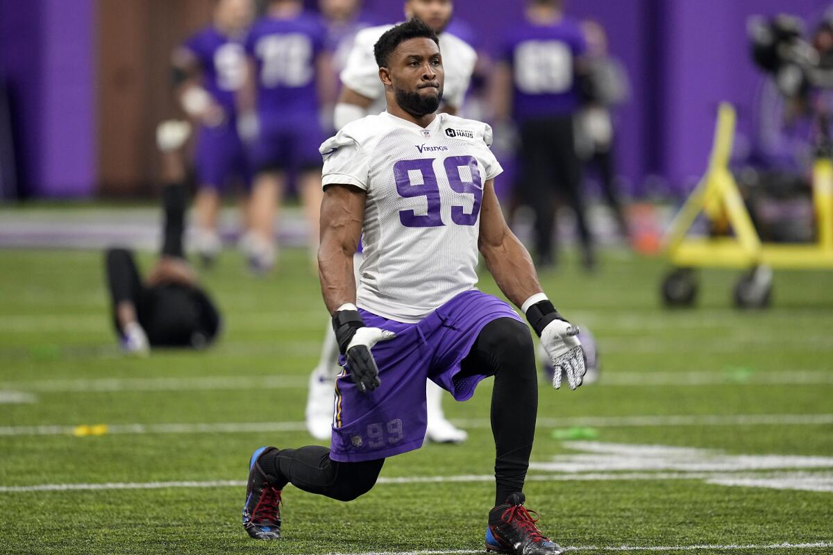The Vikings are happy Danielle Hunter came to camp. Contract for star pass  rusher still at issue - The San Diego Union-Tribune