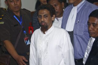 Umar Patek, acusado de ayudar a fabricar las bombas en los atentados contra Bali, Indonesia, sale de tribunales en Yakarta el 21 de mayo de 2012. (Foto AP/Tatan Syuflana)