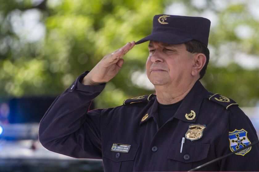 ARCHIVO - El director de la Policía Nacional de El Salvador, Mauricio Arriaza, saluda durante la ceremonia de lanzamiento de la nueva patrulla fronteriza en la frontera con Guatemala en La Hachadura, El Salvador, el 12 de septiembre de 2019. Arriaza, otros oficiales policiales de alto rango y un banquero fugitivo se encontraban entre las nueve personas que murieron en un accidente de helicóptero militar el 8 de septiembre de 2024. (AP Foto/Moisés Castillo, Archivo)