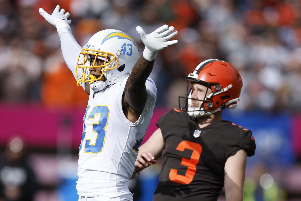 Chargers cornerback Michael Davis (43) celebrates as Browns kicker Cade York watches his field-goal attempt sail wide.