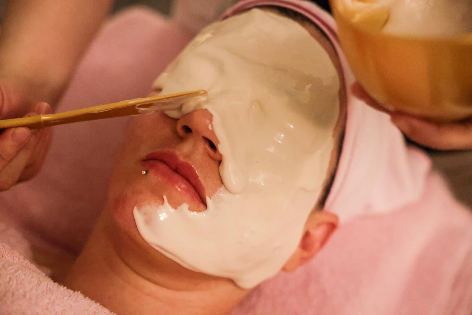 Yajing Lu applies a nourishing facial mask on the author's face during a Bojin facial.