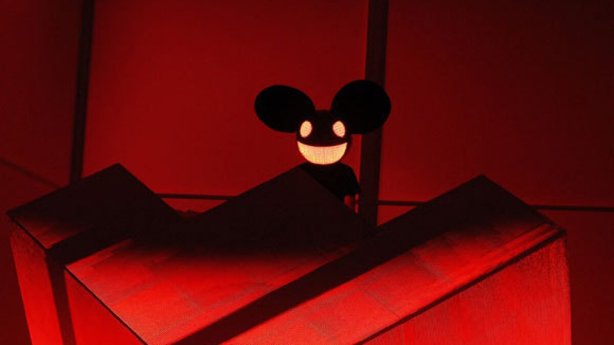Deadmau5 Controversy All Djs Do Is Press Play Los Angeles Times