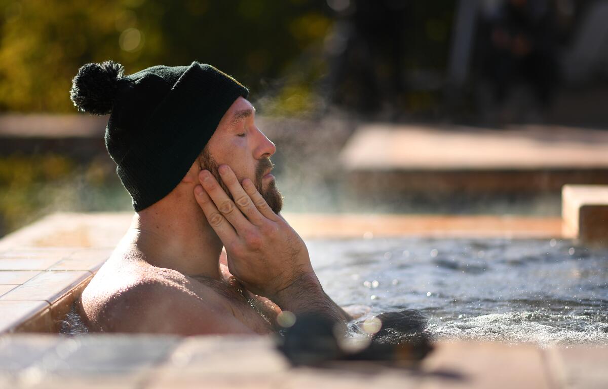 Tyson Fury se sienta en un jacuzzi después de un entrenamiento temprano en la mañana en Las Vegas.